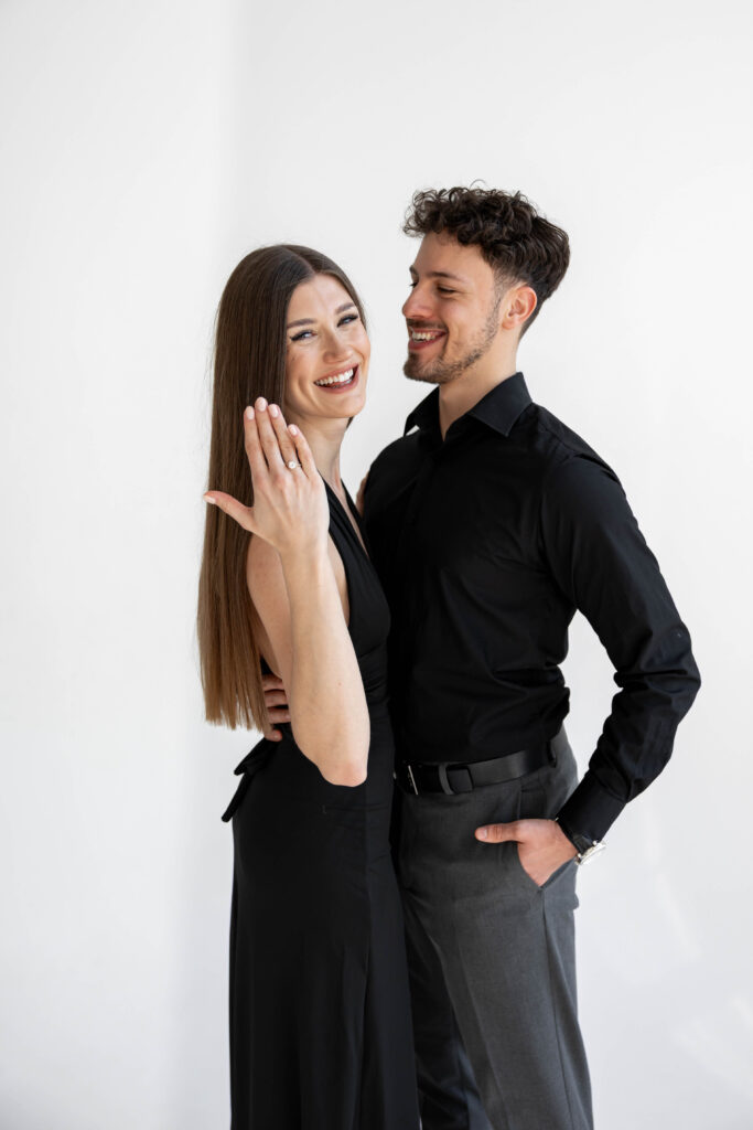 Julia & Adrian – sesja narzeczeńska w studio